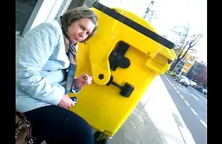 两个淋浴交换机堆叠在桌子上。 凯蒂银行色情