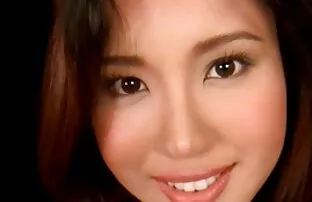 两个男人他妈的一个女人在一个酒店房间在莫斯科 手套色情