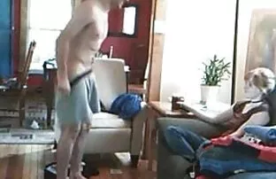 人妻偷情老公在酒店跟个青春样。 奇怪的色情片