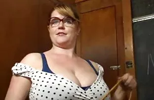 妻子躺在温暖的黑色头发的男人, 女性主导的视频