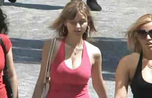 年轻人正在为老人做切割。 热性管