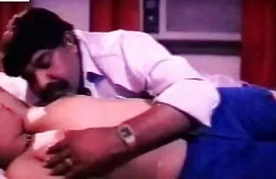 英国女孩吸吮硬公鸡，一个家伙在他的膝盖在一个山洞里。 女性主导的视频