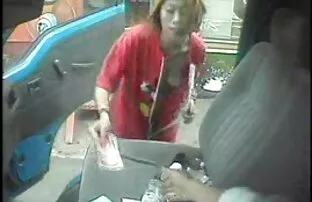 年轻女子的屁股我前面的孩子。 温和的色情片