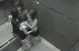 两个画芭比娃娃，按摩巨乳，大奶在游泳池 印度性别的视频免费下载