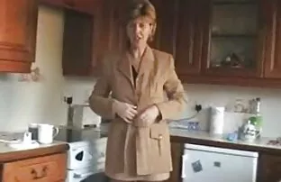 两个人谁爱折磨用皮带，猫，一个拳头绑。 免费无尽的