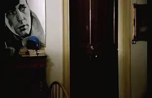 女人把手指伸进阴道，她开着一辆车，而她的丈夫失去了他的手机。 激情打手枪女同性恋