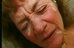 她在玩她的男朋友。 针锋相对的色情片