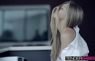 妻子频道,而丈夫吃精子。 免费的老式的色情片