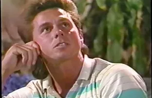 女人,剃光猫,把它在结束的精子 淘气性别的视频