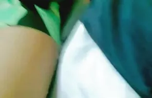 年轻的邮差迷人的妈妈他妈的她的大山雀。 钱会谈色情