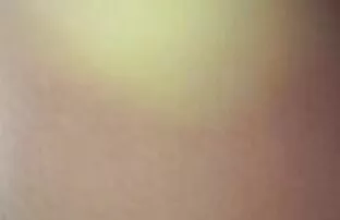 热女孩的铁杆附近的游泳池 成熟的色情肛门