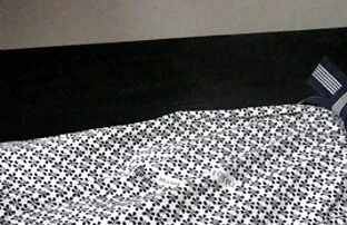 两个女孩伟大的玩具分享一个香肠与一个伟大的人在三。 夏威夷色情