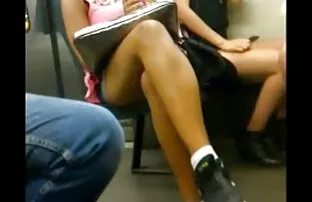 两个女孩脱衣服在海滩上，然后一个隐藏的摄像头 卡通色情