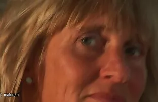 两个白人朋友,狗屎年轻的屁股洞到。 里诺金色情