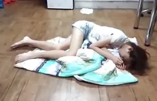 杀手棕色女巫裤子玩猫. 高清色情