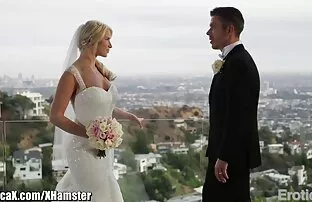 女人裸体主义者坚持一个巨人的嘴，鞠躬他的爱人。 免费的全高清色情