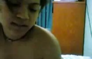 女孩，棕色头发，剃光，用她的手指润滑剂 复古性别的视频