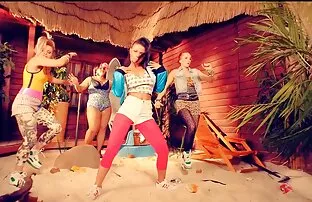 年轻的出租车司机已经调整了一名乘客在车上。 黑色成熟的色情片