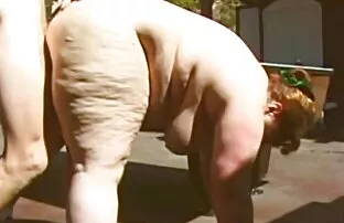 带孔打开一个公鸡。 免费的色情肛门