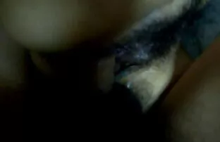 两个美丽的女孩与3D。 免费下载性别的视频