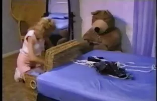 两个姐妹在沙发上和他们的兄弟一起玩。 塞莱娜亚当斯色情