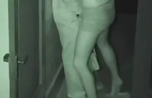 妻子与她最好的朋友在厨房里。 马来西亚色情