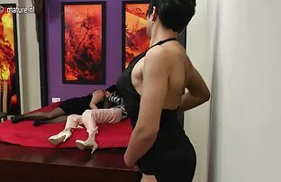 当她发现他的母亲是该死的时，她生气了。 色情高清在线