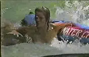 女人抽一支烟,然后业余从后面的欲望 色情的女孩