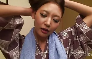 一个戴着面具的年轻人在你的一张照片面前吞下口交。 性爱电影高清下载