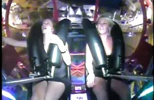 两个金发碧眼的螺丝与一个阴茎在阴道。 最好的高清色情