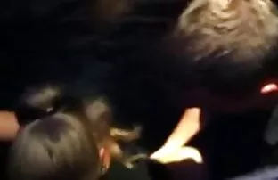 在公共浴室里，他们洗了两个女孩，然后打开了隐藏的相机。 色情贵宾