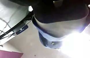 两个家伙周二婊子在酒店后放松的游泳池 年轻的色情电影