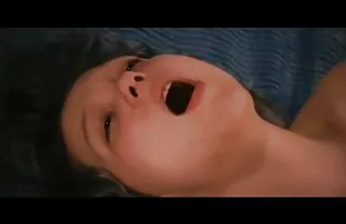 女人穿裤子,黄色的尾巴,做爱后。 第一次色情视频