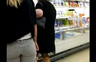 年轻女子是在猫公鸡的猫 萨列里色情