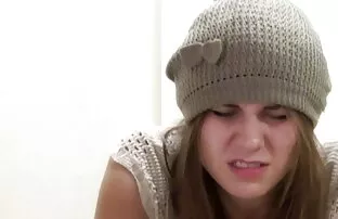 他年轻的侄子用她的阴部安慰他悲伤的音符。 雷克斯色情视频