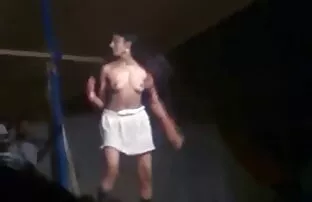 两个女孩显示拳头 凯文*沃霍尔色情