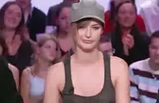 他们抢劫和显示的钱的奶子在地铁 最好的代词视频