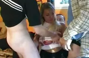 一个女孩在一个酒吧与一个光屁股一个肛门插头在一个酒吧 性别完整的电影