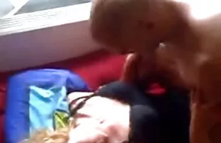 一个妻子,一个在家里有小偷的夫妻。 按摩色情视频