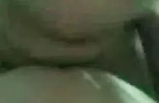 角质的妻子手指她的假阴道在床上。 年轻的色情片