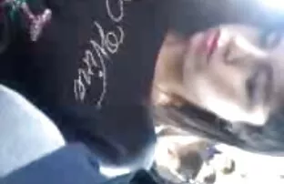 戴着眼镜和黑袜子的女人，她在厨房里吮吸脂肪。 女巫色情