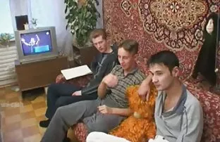 一个新来的家伙在家里吃一个妓女在避孕套。 女孩走了野生色情