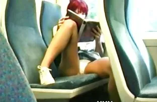 女孩拥抱一个大的,然后尝试兼两个 涂黑色情