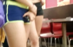 两个业余徐娘半老他妈的在沙发上。 淘气的美国高清色情