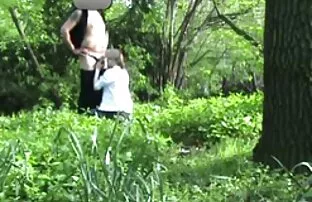 两个裸体主义者在阳光下 欢乐色情