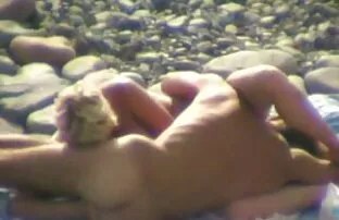 子面前的女人跟那些走了出来。 偷偷摸摸的性别色情