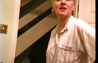 冬季沐浴贝贝，金发女郎，土地植物，玩具，在海滩上，在公共场合玩。 打屁股色情