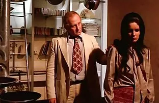 女孩在中间从俄罗斯交换伙伴在三 酒吧色情