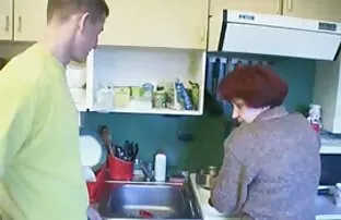 两个奶奶和一个男女同校的租金。 成熟的奶奶做爱