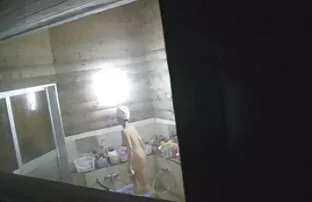 这两个男人只是惹恼了女孩变态的脸。 数字游乐场色情